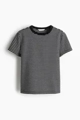 Remera de algodón a rayas horizontales blancas y negras, con cuello redondo y mangas cortas.