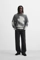 Jersey de punto gris con efecto tie-dye blanco, de corte relaxed fit, cuello redondo y mangas largas.