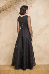 Pollera larga negra con capa de tul y estampado floral.