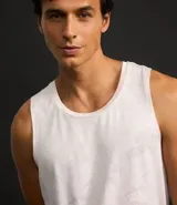 Musculosa deportiva de hombre, corte regular, con cuello redondo y estampado abstracto en tono claro. Posee tecnología Dry para mayor transpirabilidad.