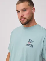Remera negra de algodón con estampado blanco en el frente y la espalda con el logo de la marca Rusty.