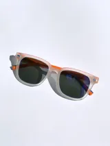 Lentes de sol rectangulares con marco de acetato traslúcido color crema, detalles en azul y patillas naranjas. Lentes polarizados color negro con protección UV400.