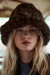 Gorro tipo bucket de piel sintética con estampado animal en tonos marrones.