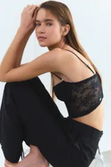 Corset negro strapless de encaje con copas preformadas y varillas de soporte.