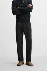 Pantalón azul marino de corte amplio, confeccionado en tejido de mezcla de algodón y lino. Cuenta con cintura elástica ajustable con cordón, bolsillos frontales y bolsillos traseros de vivo.
