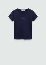 Camiseta blanca de algodón con logo 'Mango' estampado en dorado en el pecho.