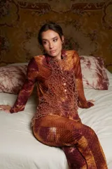 Top pechera de mostacillas tejida a mano, color marrón, con cierre trasero con lazos.