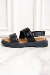 Sandalia de cuero negra con tiras anchas cruzadas y suela track.