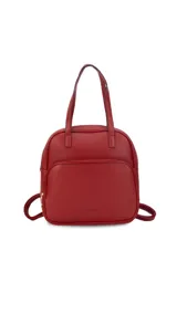 Mochila color marrón con doble asa de mano y correas traseras regulables. Presenta un bolsillo frontal con cierre y compartimento interno para iPad.