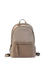 Mochila negra de tela impermeable con detalles en cuero sintético. Tiene un compartimento principal con cierre, un bolsillo frontal con cierre y un compartimento interno para notebook de 15 pulgadas.