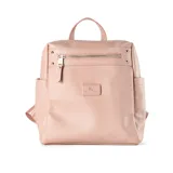 Mochila color nude de símil cuero con acceso superior con cierre, bolsillo interno con cierre, dos bolsillos externos abiertos y un bolsillo externo con cierre. Tiene correa regulable, herrajes plateados, interior de tela de algodón y poliéster, y logo de XL Extra Large grabado.