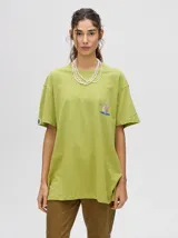 Remera verde con estampado de un velero en el pecho, corte cuadrado y holgado.