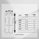 Bermuda de jean gris oscuro con efecto lavado, corte ancho y largo a la rodilla. Bolsillos traseros con bordado de llamas rojas.