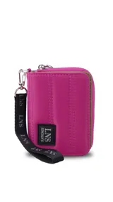 Billetera corta con cierre alrededor y tapa, confeccionada en tela capitoneada. Incluye varias reparticiones con tarjeteros y bolsillos internos, y una correa de mano desmontable. Disponible en negro, rojo y dorado.