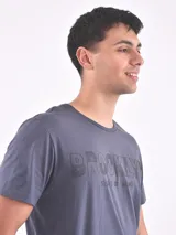Remera gris con estampado frontal de la palabra "Brooklyn" en letras negras con diseño de ladrillos.