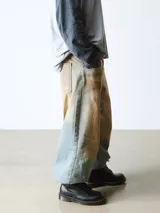 Bota de caña media negra, con cordones y suela cosida en amarillo. Fabricada con material sintético vegano Felix Rub Off, con suela resistente al aceite y la grasa, antiabrasión y antideslizante.