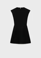 Vestido corto negro con cuello alto, sin mangas y corte evasé.