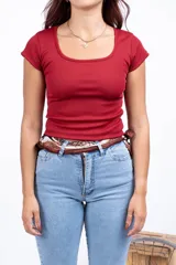 Remera negra de manga corta con escote cuadrado y ajuste al cuerpo.