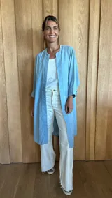 Kimono largo, color azul marino, con textura de tejido ligero y cuello mao.