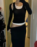 Manguitas térmicas negras de tela tipo media, con escote halter y mangas largas.