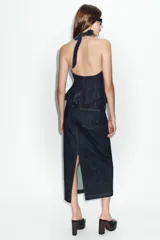 Falda midi de tiro alto confeccionada en denim oscuro, con cinco bolsillos estilo jean, cierre frontal con cremallera y botón, y abertura en la espalda. Presenta pespuntes en color rojo contrastante.