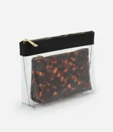 Kit de dos neceseres: uno grande transparente con cierre negro y uno pequeño con estampado de carey y cierre dorado.