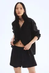 Short negro de lino con cintura elástica y cordón de ajuste.