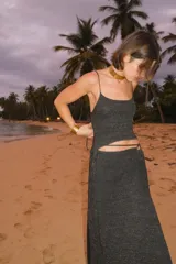 Falda larga tejida color vino tinto con brillo dorado, de corte ajustado y abertura lateral en la pierna.