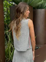 Chaleco blanco tejido en lino con escote en V y cierre frontal con lazos.