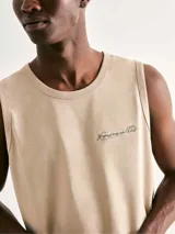 Musculosa celeste con estampa geométrica en el pecho.