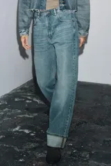 Jeans de mujer tiro medio, corte ancho (baggy) y pierna recta, con efecto lavado azul claro. Presenta cinco bolsillos y bajo acabado con vuelta ancha.