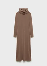 Vestido midi marrón de tejido de punto con cuello alto.