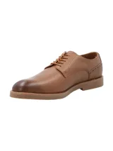Zapato acordonado de cuero color marrón con perforaciones decorativas en el talón.