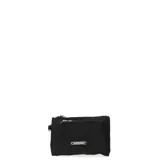 Billetera tarjetero color negro con cierre de cremallera y logo de la marca en el frente.