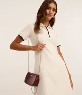 Bolso baguette pequeño de material sintético texturizado color borgoña con asas de cadena.