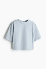 Remera celeste de corte cuadrado, cuello redondo y mangas cortas anchas.