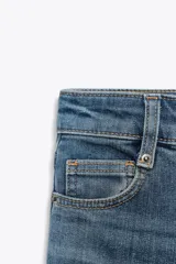 Pantalón de jean azul de corte ancho, tiro alto y largo hasta el tobillo.