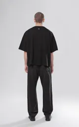 Remera negra de manga corta con calce boxy fit, confeccionada en tejido jersey 24/1 americano.