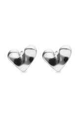 Par de aros tipo botón con forma de corazón tridimensional, acabado pulido y brillante, bañados en plata de ley.
