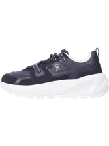 Zapatillas urbanas Tommy Hilfiger, modelo Chunky Runner, color azul marino con detalles en rojo y blanco. Presentan una silueta robusta, suela dentada y logo TH en el lateral.