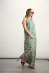 Vestido largo sin mangas con estampado abstracto en tonos azul y beige.