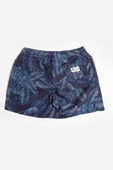 Short de baño blanco con estampado de hojas en tonos naranja, verde y rosa. Cuenta con cintura elástica, cordón ajustable, bolsillos laterales, suspensor interno y logo estampado.