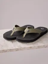 Ojotas Rusty para hombre, con capellada de tela color verde militar y suela negra de goma EVA.