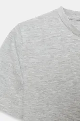 Camiseta de manga corta con cuello redondo, corte cropped y patrón de rayas horizontales en azul marino y blanco.