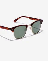 Gafas de sol unisex con montura carey y lentes verdes.