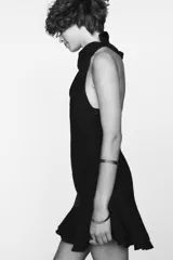 Vestido corto rojo vibrante con cuello halter drapeado y bajo asimétrico con volantes en capas.