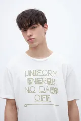 Remera color crudo con estampa frontal con texto en color ocre.