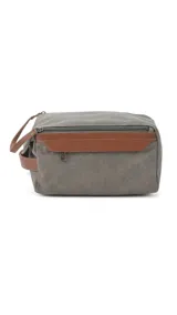 Neceser verde de tela canvas con detalles en cuero marrón. Tiene doble cierre superior, bolsillos internos con cierre y abiertos, bolsillo frontal con solapa y asa lateral.
