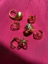 Anillo plateado de metal con forma redondeada y diseño chunky.