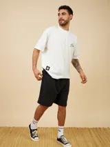 Remera blanca de algodón con cuello redondo y manga corta, con logo pequeño estampado en el pecho.